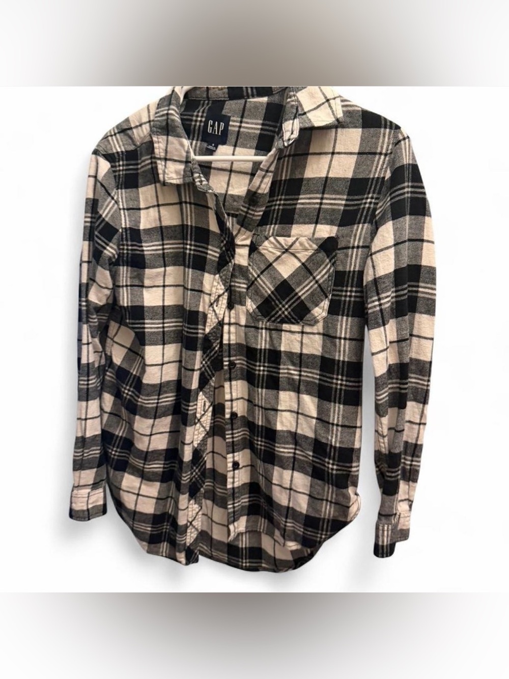 GAP  women’s Black & white Plaid Button-Up longsleeve flannel  size small